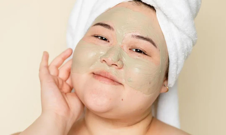 Aloe Vera and Turmeric Face Mask Application and Benefits